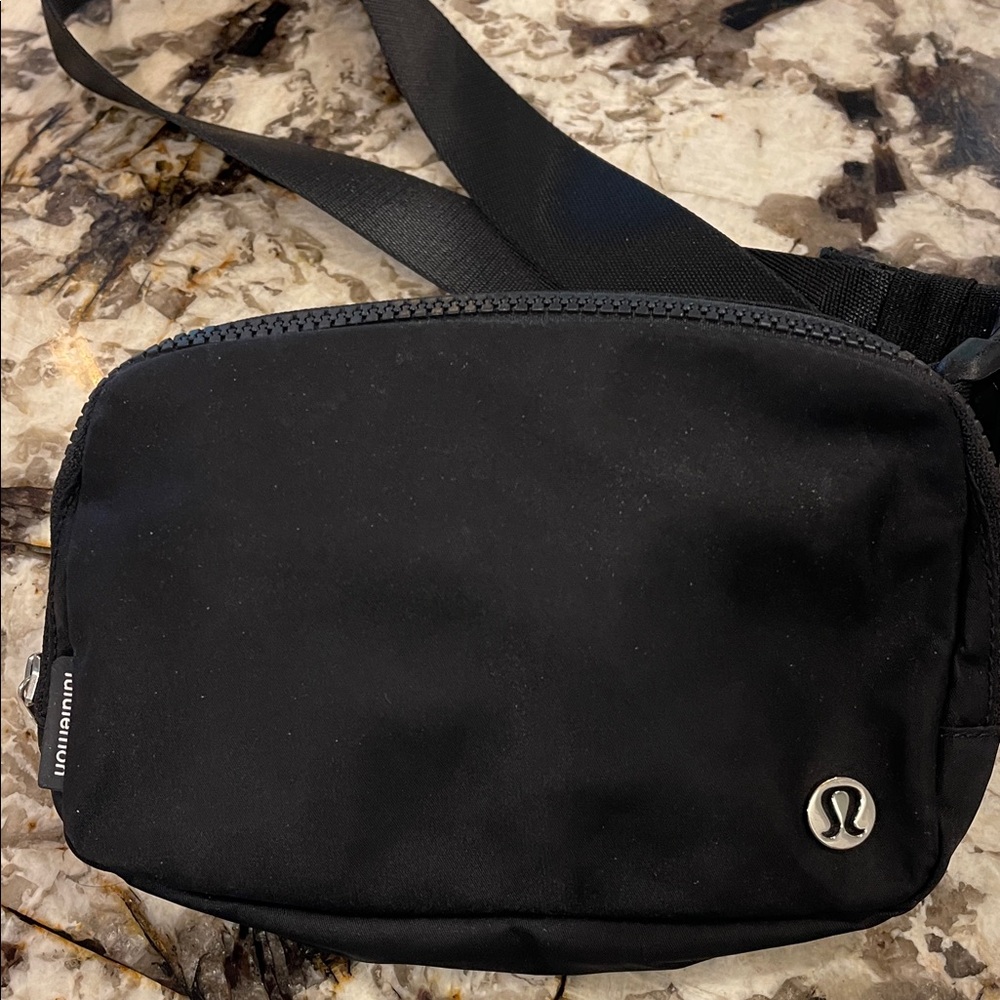 LULULEMON 🍋 Crossbody Bag/Black